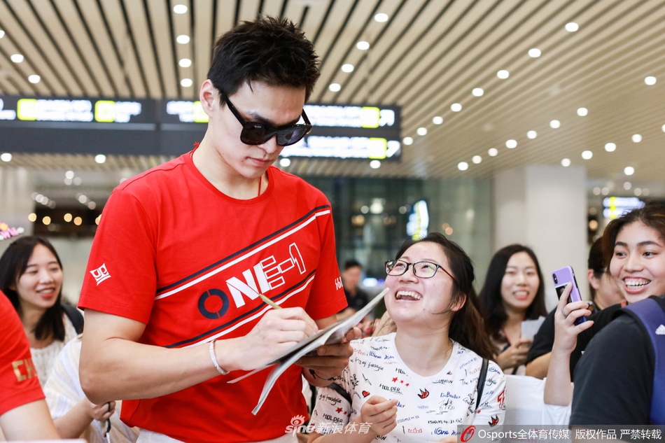孙杨抵达广州 大批迷妹接机围观