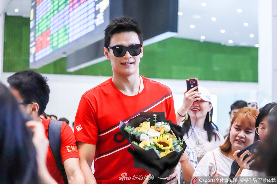 孙杨抵达广州 大批迷妹接机围观