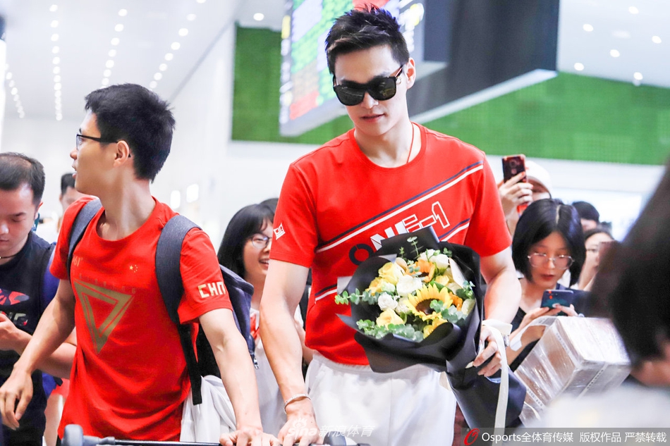 孙杨抵达广州 大批迷妹接机围观