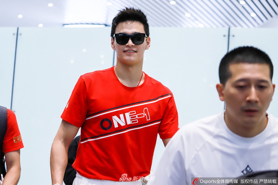 孙杨抵达广州 大批迷妹接机围观