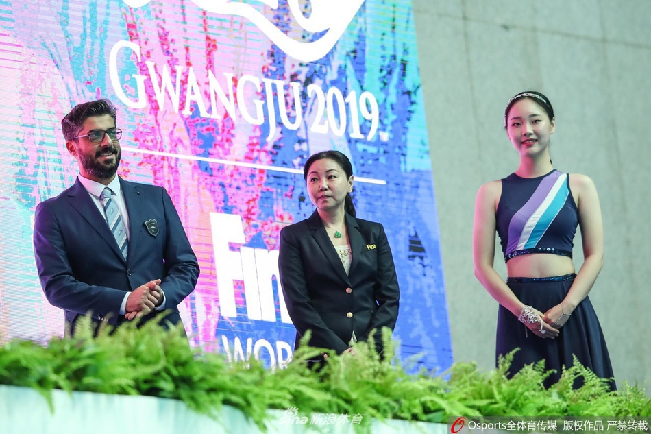 曹缘/谢思埸夺冠 周继红颁奖