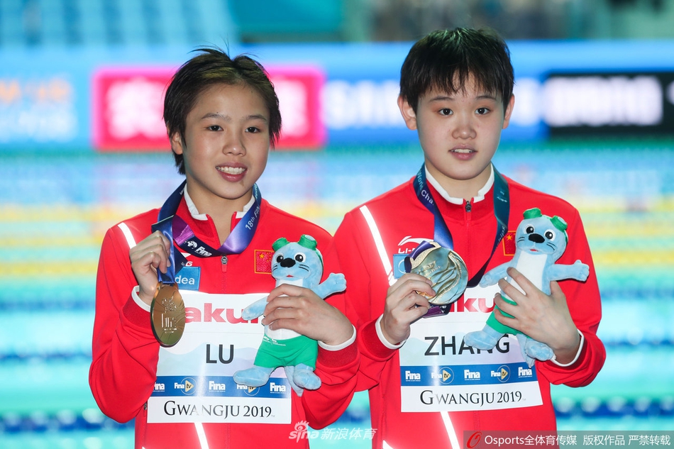 世锦赛跳水女双10米台决赛卢为/张家齐夺冠