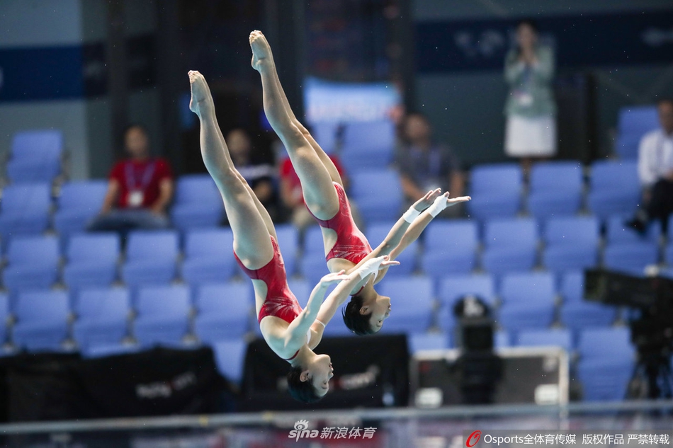 世锦赛跳水女双10米台决赛卢为/张家齐夺冠