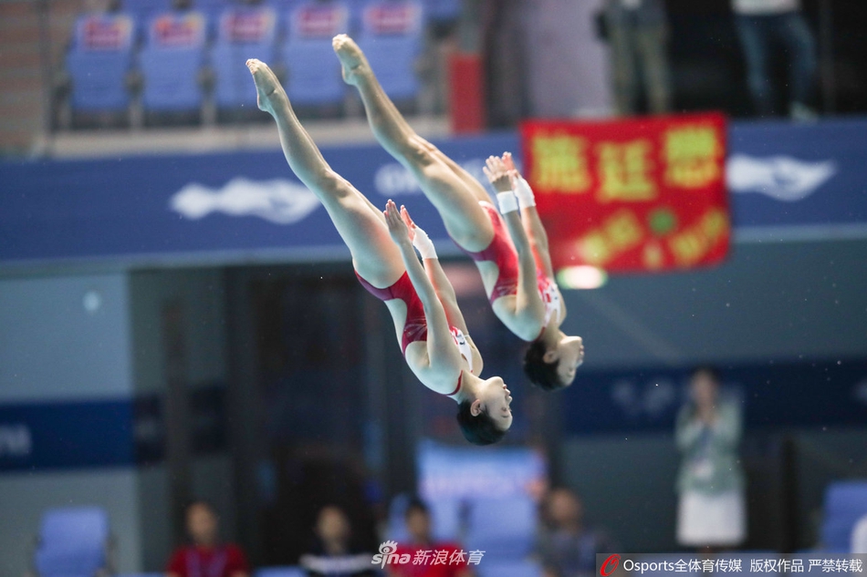世锦赛跳水女双10米台决赛卢为/张家齐夺冠