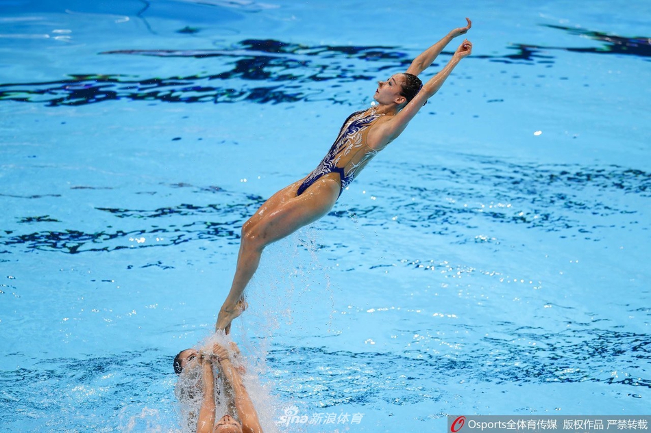 花样游泳集体自由自选  中国队完美演绎《怒海争锋》摘银