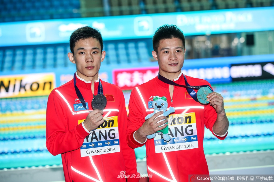 世锦赛跳水男子10米台决赛 杨健杨昊包揽冠亚军