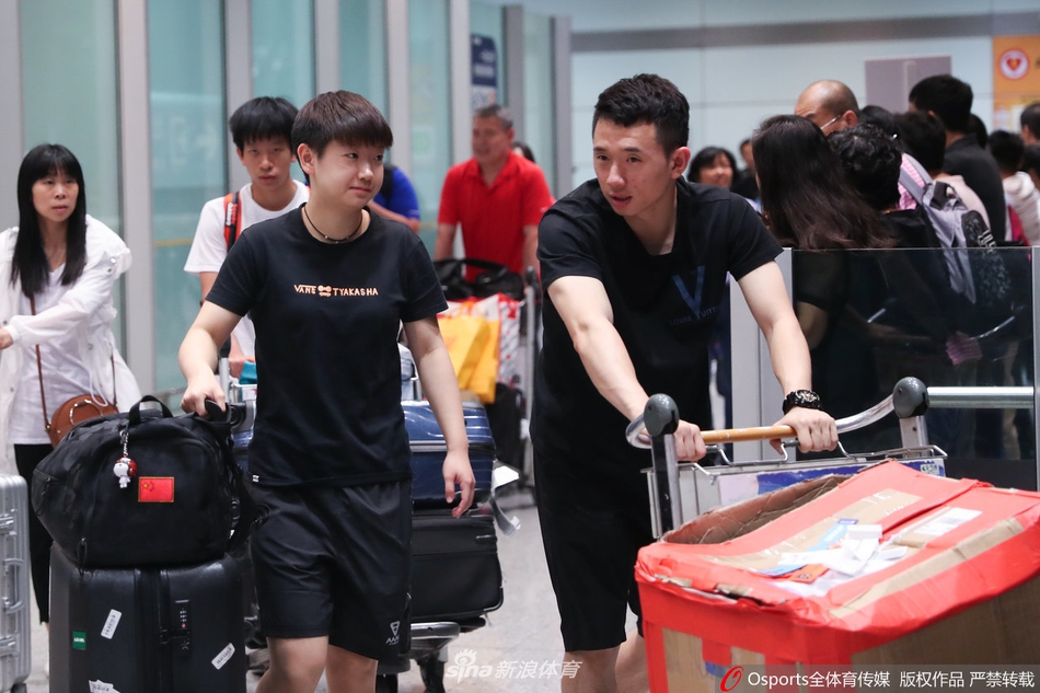 中国乒乓球队结束乒乓外交回国