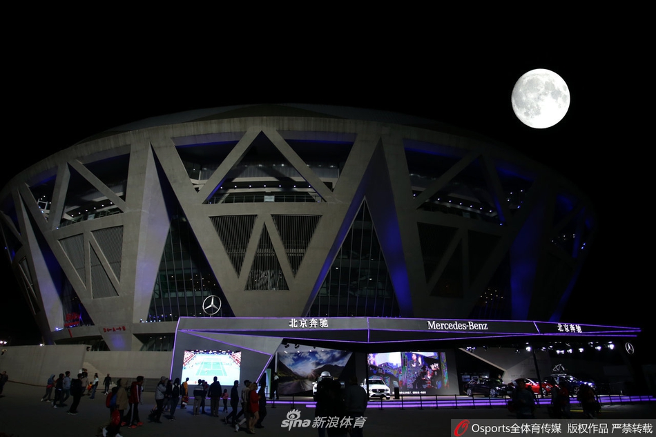 月圆中秋时 来球场看月亮吧