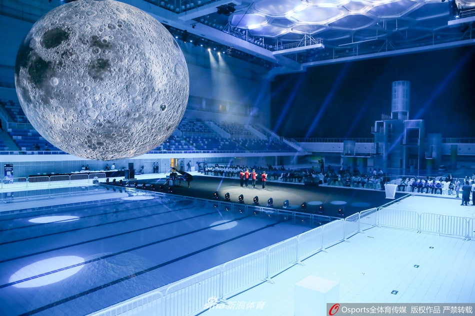 月圆中秋时 来球场看月亮吧