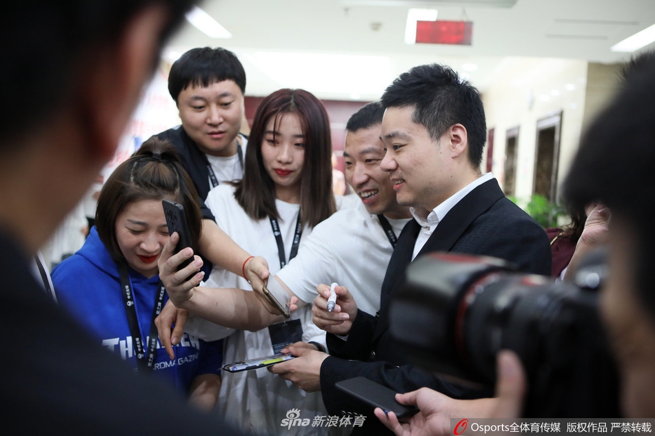 中式台球锦标赛 丁俊晖出席开幕式