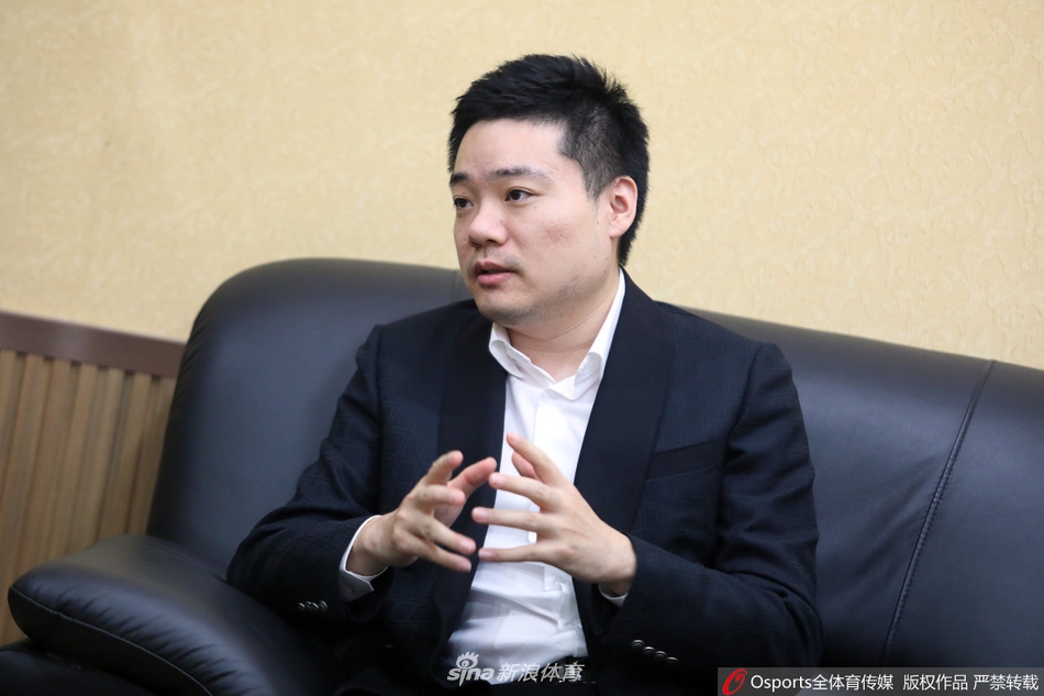 中式台球锦标赛 丁俊晖出席开幕式