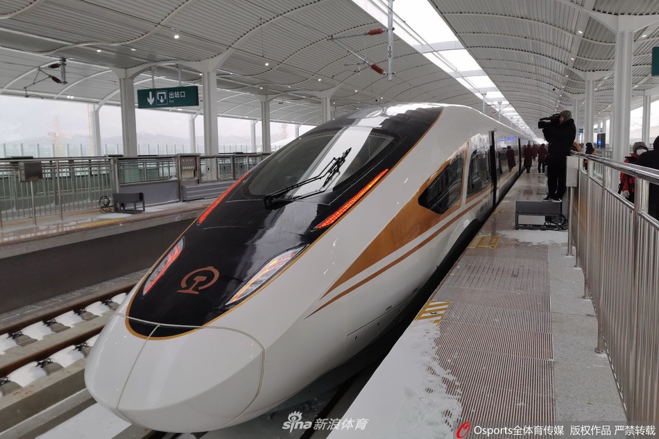 京张高铁通车 李琰吴静钰登车送祝福