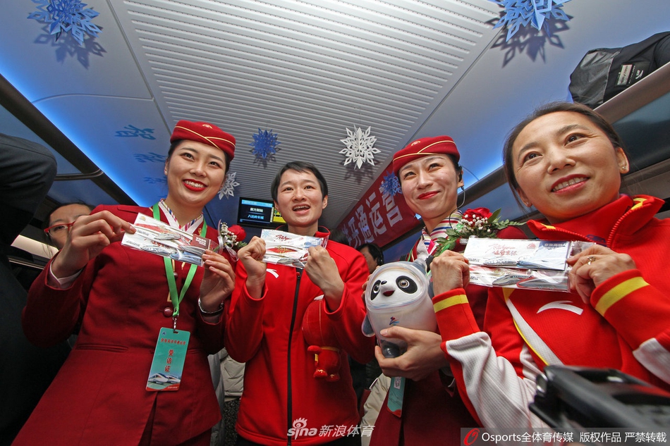 京张高铁通车 李琰吴静钰登车送祝福