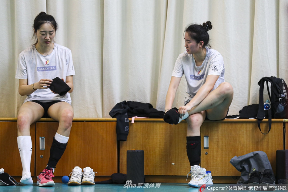 江苏女排集训备战新赛季 挥汗如雨疯狂训练