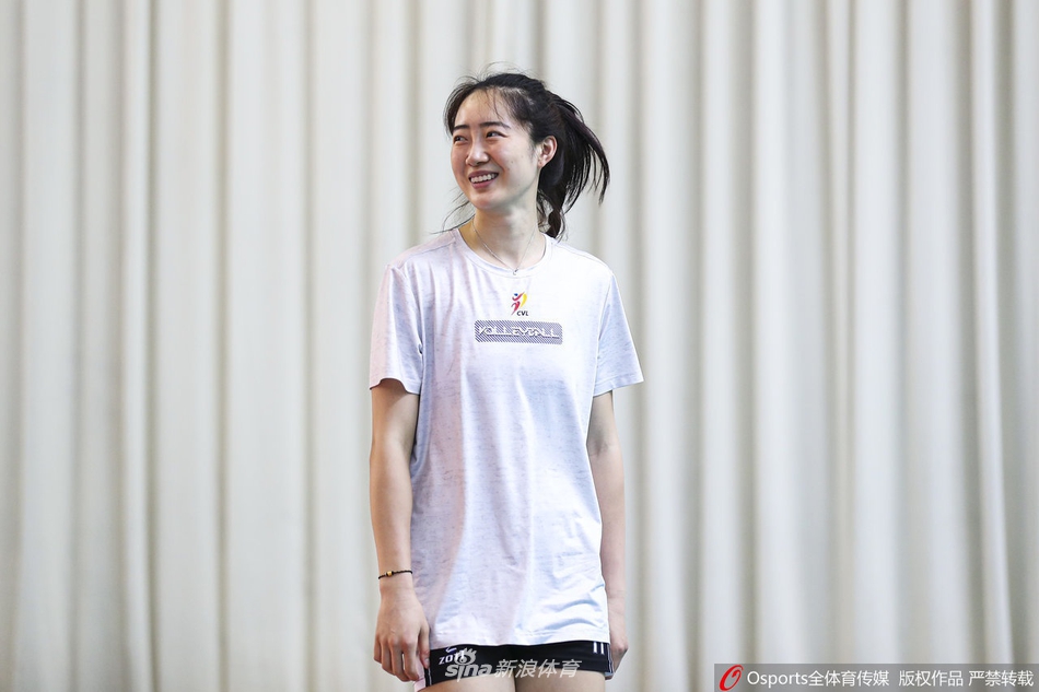 江苏女排集训备战新赛季 挥汗如雨疯狂训练