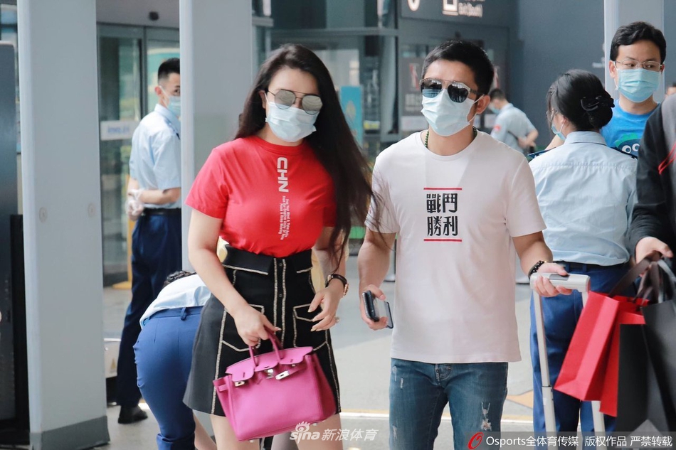 邹市明携爱妻冉莹颖现身虹桥机场 恩爱眷侣羡煞旁人