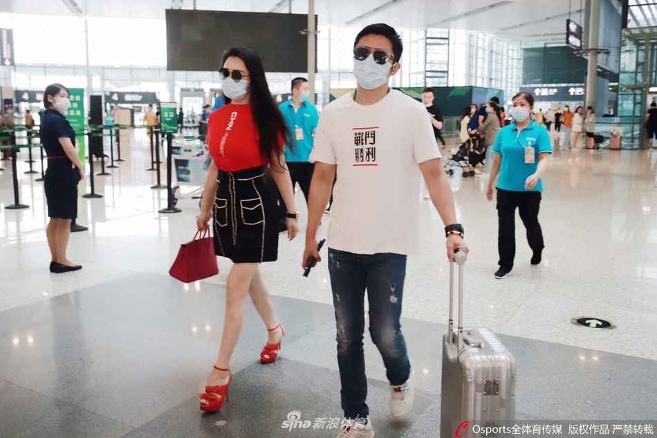 邹市明携爱妻冉莹颖现身虹桥机场 恩爱眷侣羡煞旁人