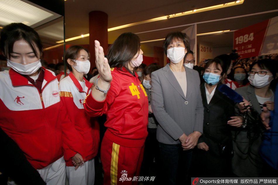 郎平参观《国家荣誉―中国女排精神展》