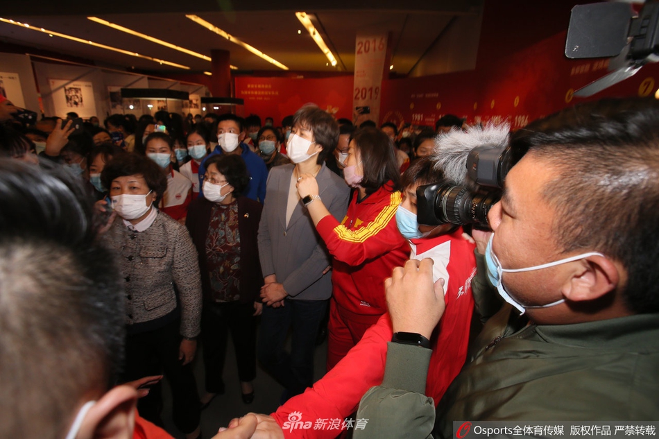 郎平参观《国家荣誉―中国女排精神展》