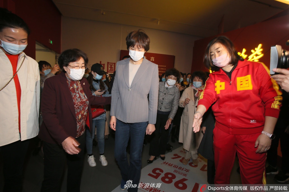 郎平参观《国家荣誉―中国女排精神展》