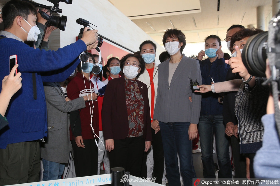 郎平参观《国家荣誉―中国女排精神展》