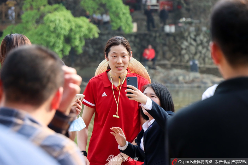 中国女排前往云水谣古镇游玩