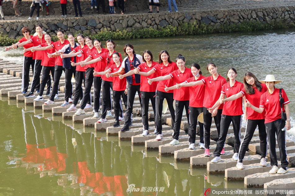 中国女排前往云水谣古镇游玩