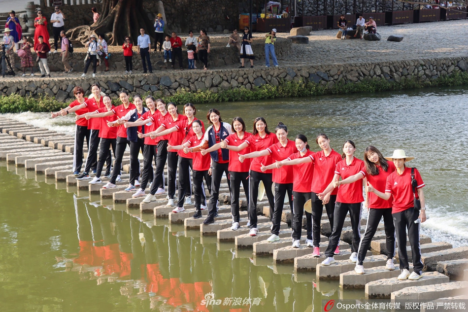 中国女排前往云水谣古镇游玩