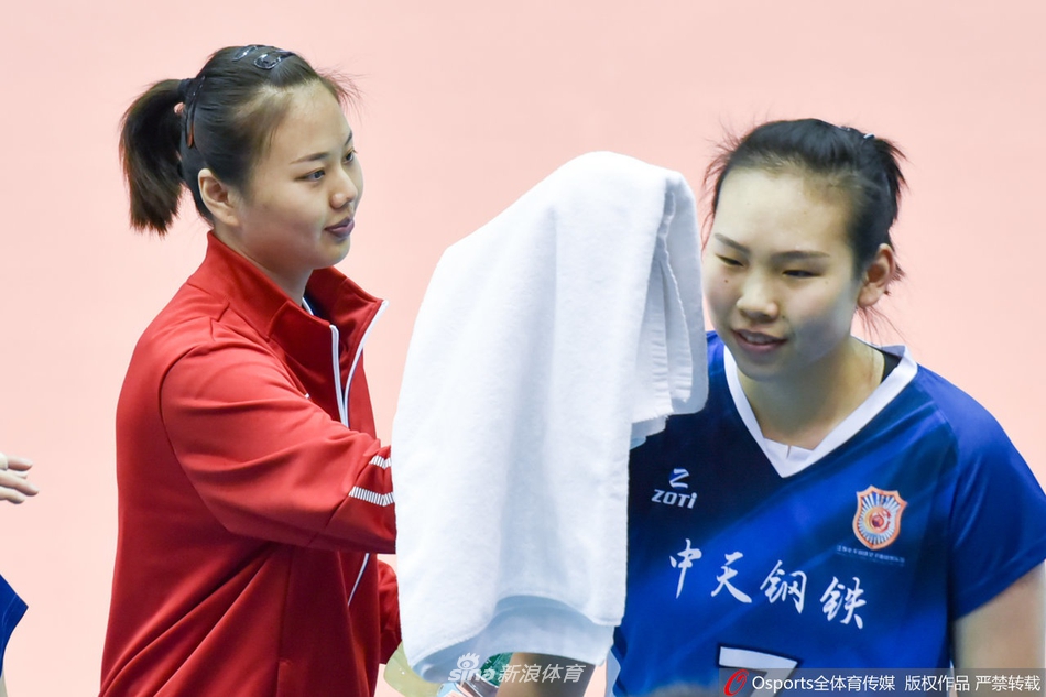 全运女排资格赛江苏3-0河南 朱婷休战