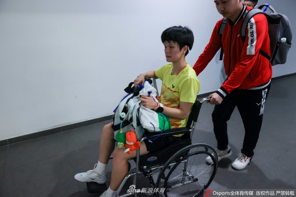 羽毛球名将王祉怡伤退疑似跟腱撕裂