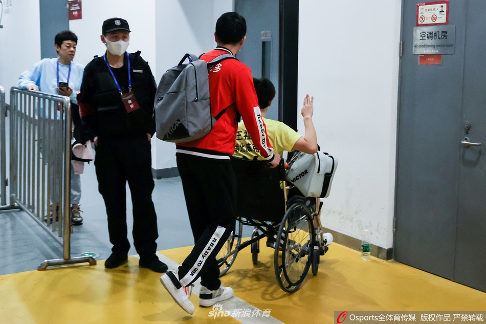 羽毛球名将王祉怡伤退疑似跟腱撕裂