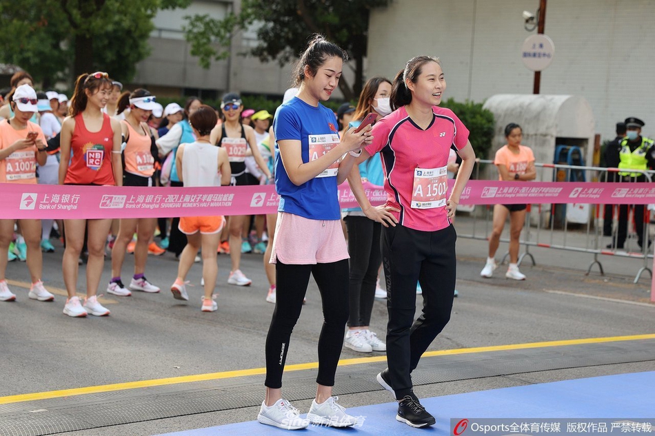 王仪涵为上海半程马拉松领跑
