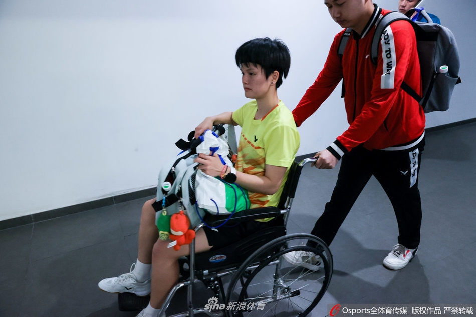 羽毛球名将王祉怡伤退疑似跟腱撕裂