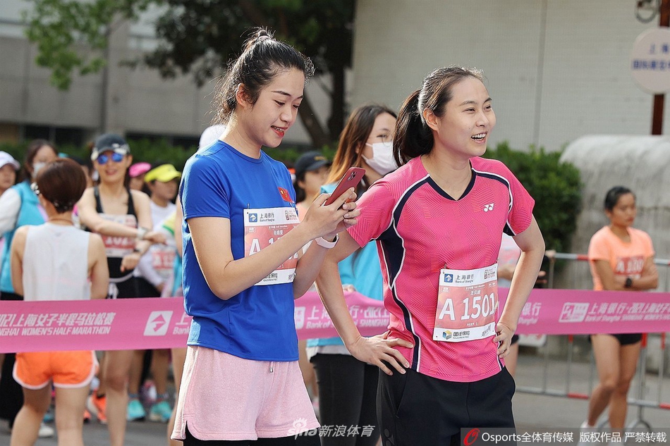 王仪涵为上海半程马拉松领跑