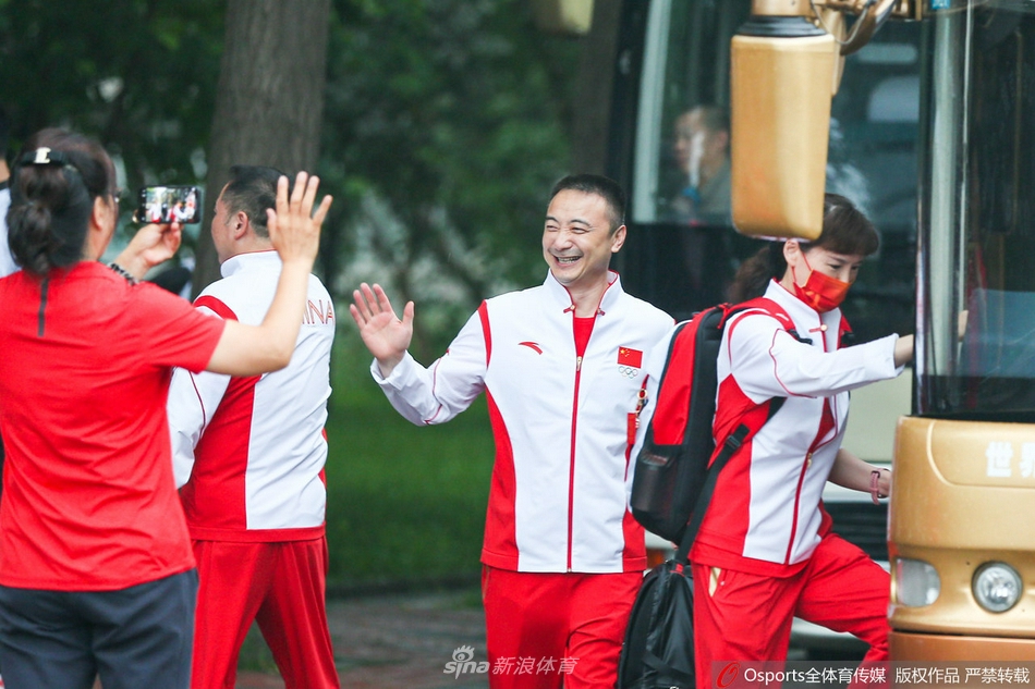 中国体操队冒雨出征东京奥运会