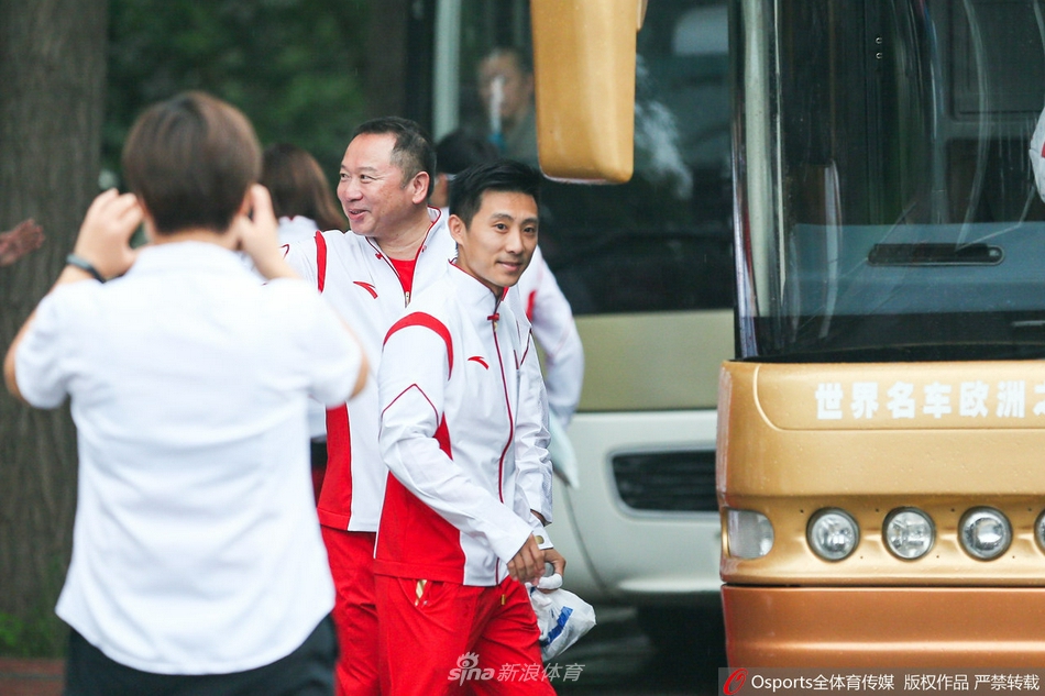 中国体操队冒雨出征东京奥运会