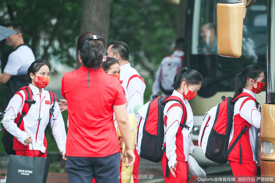 中国体操队冒雨出征东京奥运会