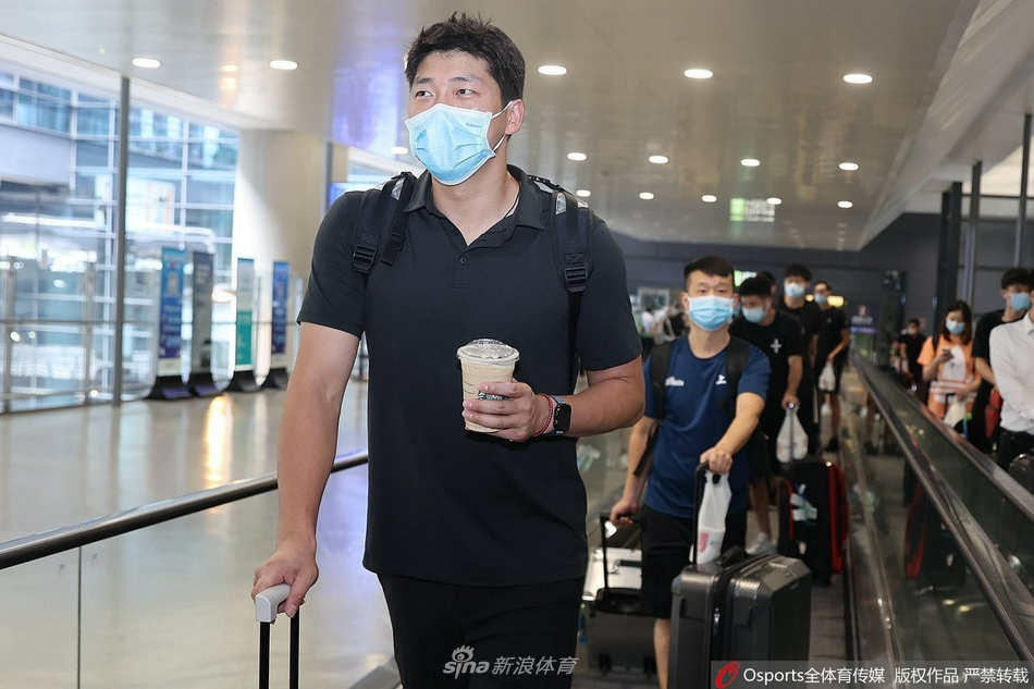 上海男排携全运冠军而归