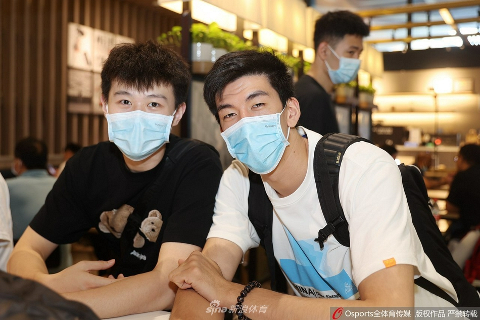 上海男排携全运冠军而归