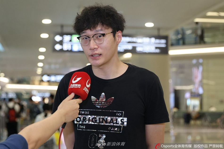 上海男排携全运冠军而归