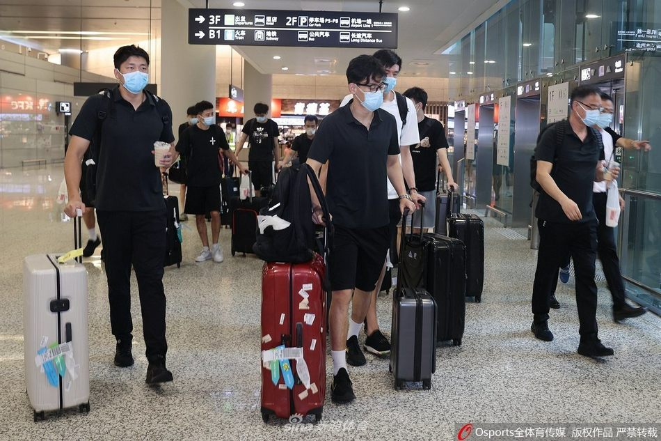 上海男排携全运冠军而归