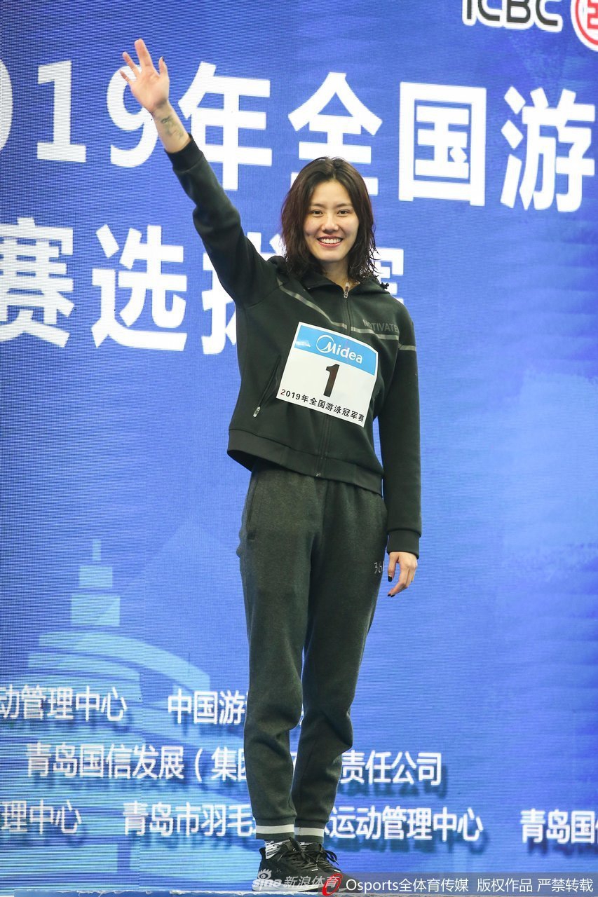 冠军赛女子50米自由泳刘湘领奖