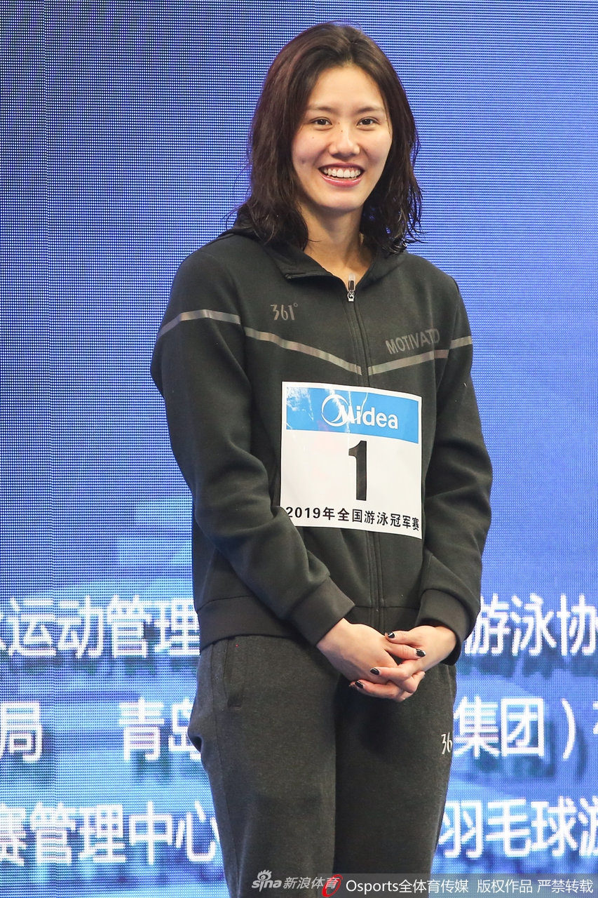 冠军赛女子50米自由泳刘湘领奖