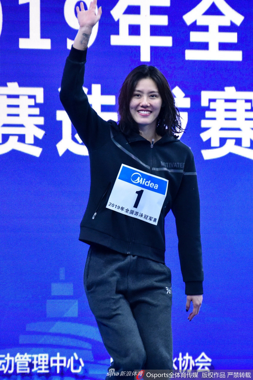 冠军赛女子50米自由泳刘湘领奖