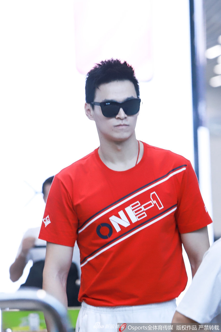 孙杨抵达广州 大批迷妹接机围观