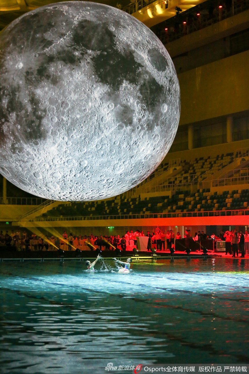月圆中秋时 来球场看月亮吧