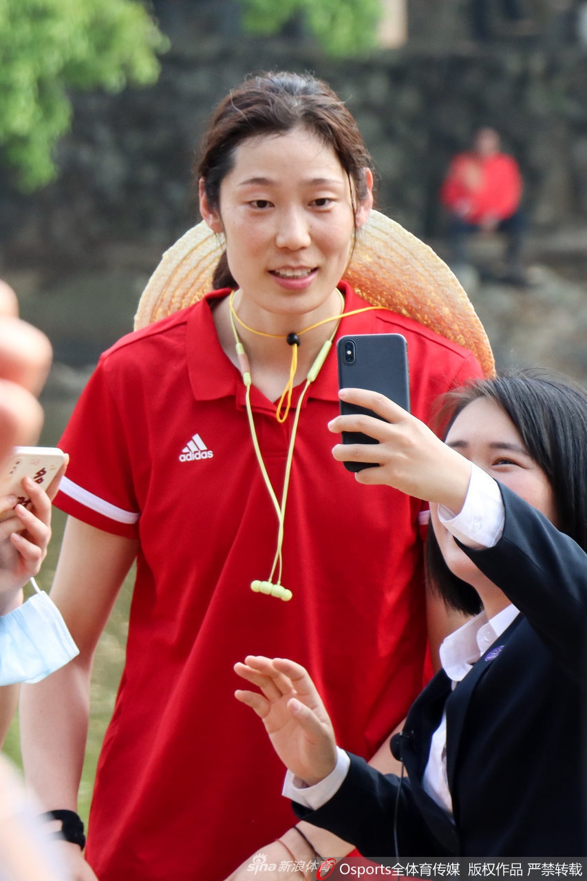 中国女排前往云水谣古镇游玩