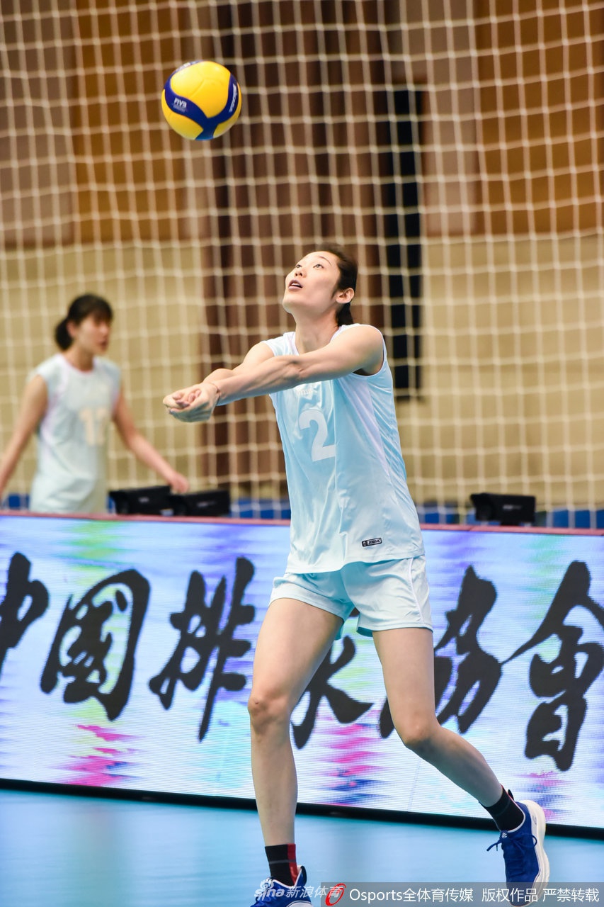 全运女排资格赛江苏3-0河南 朱婷休战