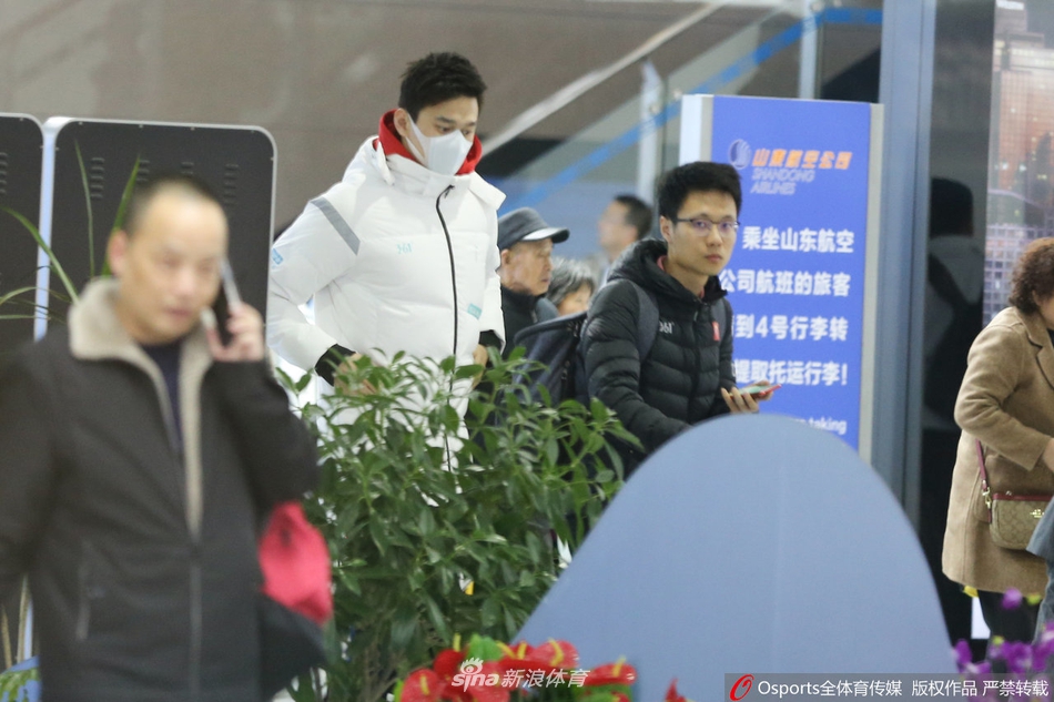 孙杨抵达青岛参加游泳冠军赛