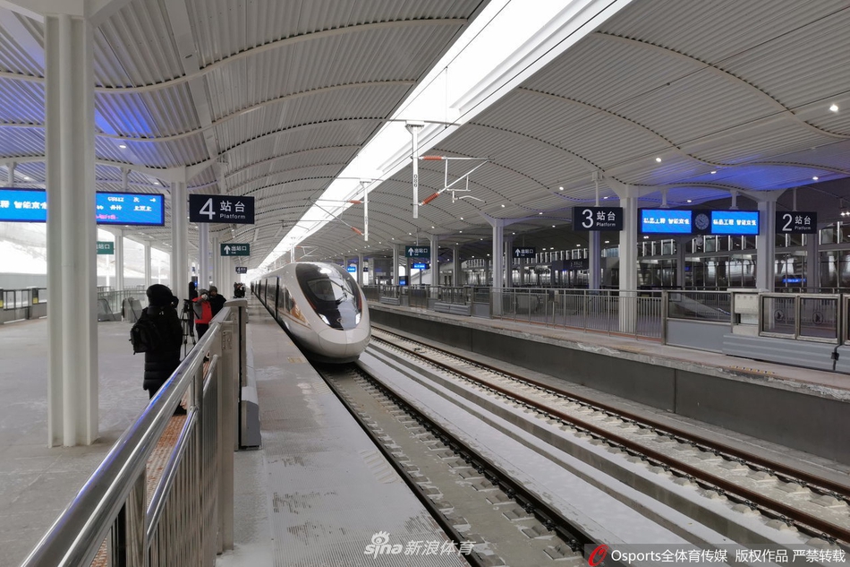 京张高铁通车 李琰吴静钰登车送祝福